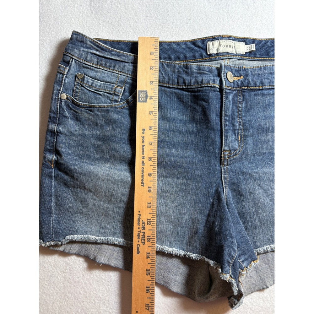 Torrid Womens Size 20 Medium Wash Frayed Hem Denim Jean Shorts Mid Rise Casual - Picture 5 of 8